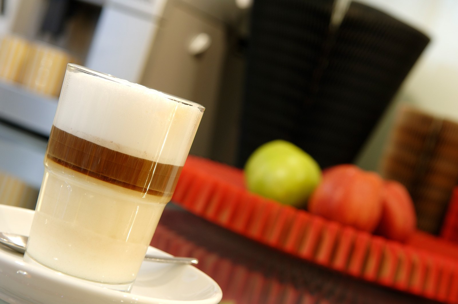 Latte macchiato vor einem roten Sofa im Laden