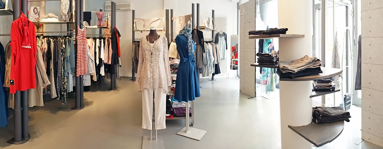 Blick in den hellen hautnah-Laden mit ausgewählten Kleidern und Regalen