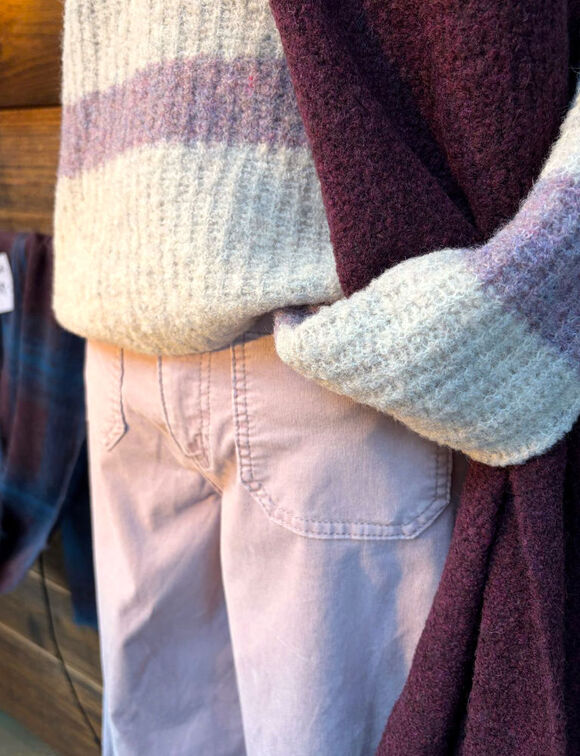 Helle Cordhose kombiniert mit Strick in gedeckten Farben